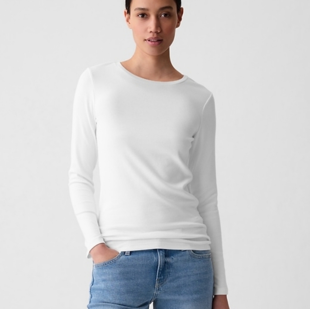 BNWT GAP Modern Long Sleeve Crewneck Tee